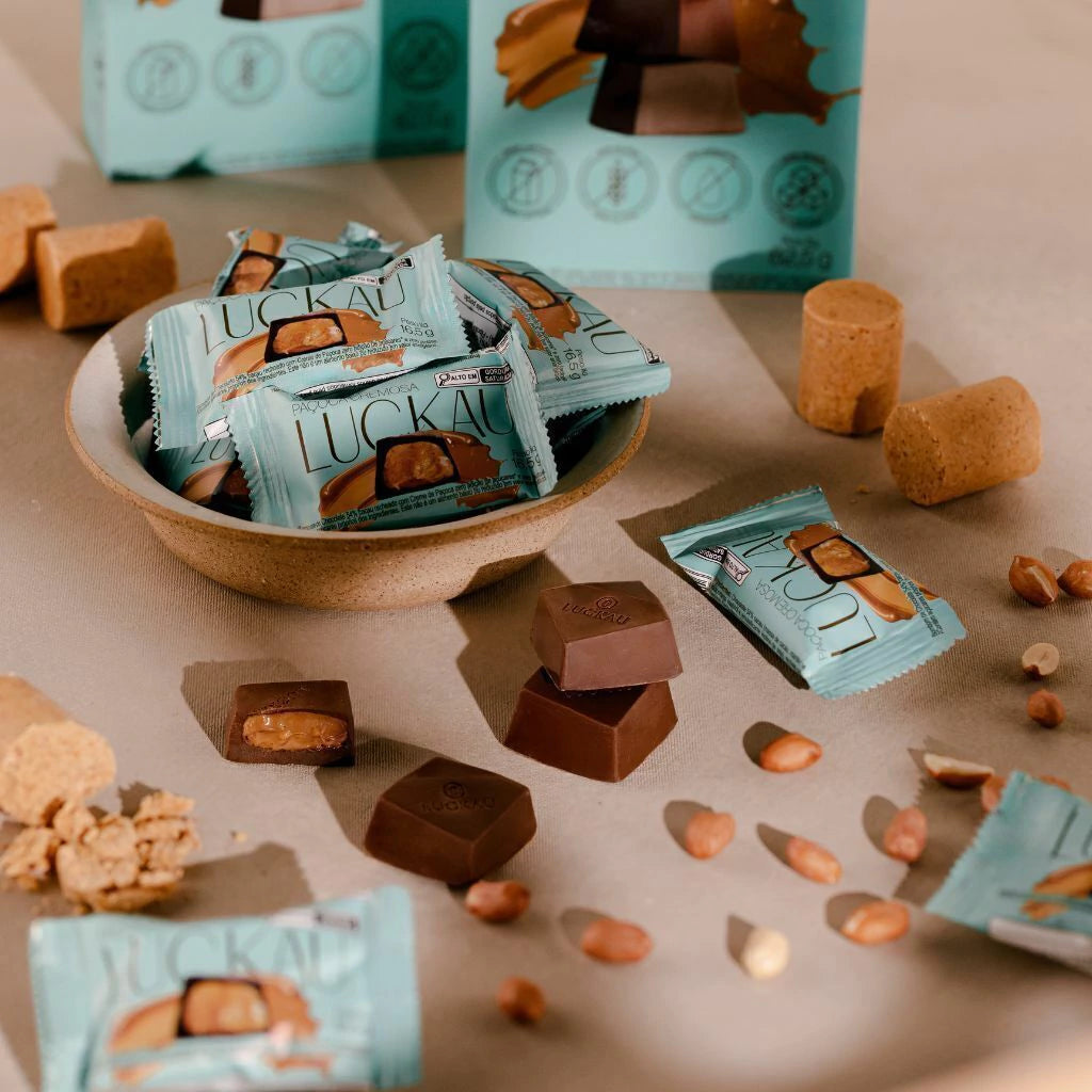Pouch Bombom Chocolate 54% Cacau recheado com creme de Paçoca Cremosa - Zero Adição de Açúcares, Lactose e Glúten Luckau - imagem 4